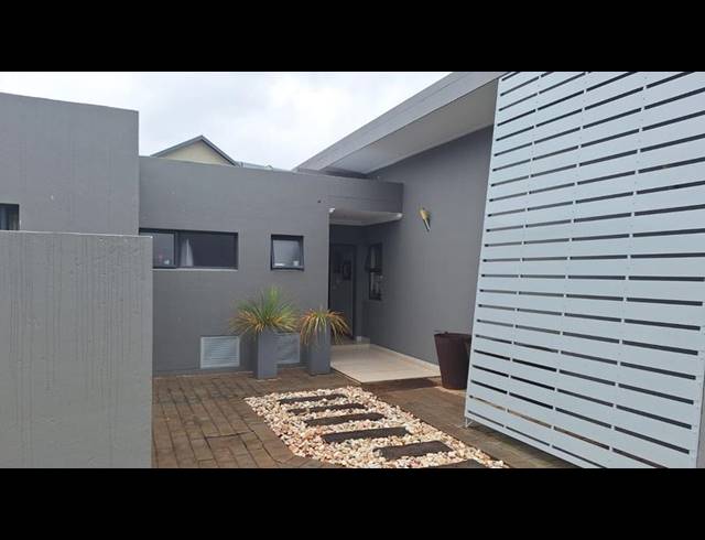 3 BEDROOM HOUSE FOR SALE IN MIDSTREAM ESTATE